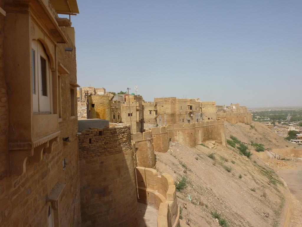 Mud Mirror Guesthouse Jaisalmer Ngoại thất bức ảnh