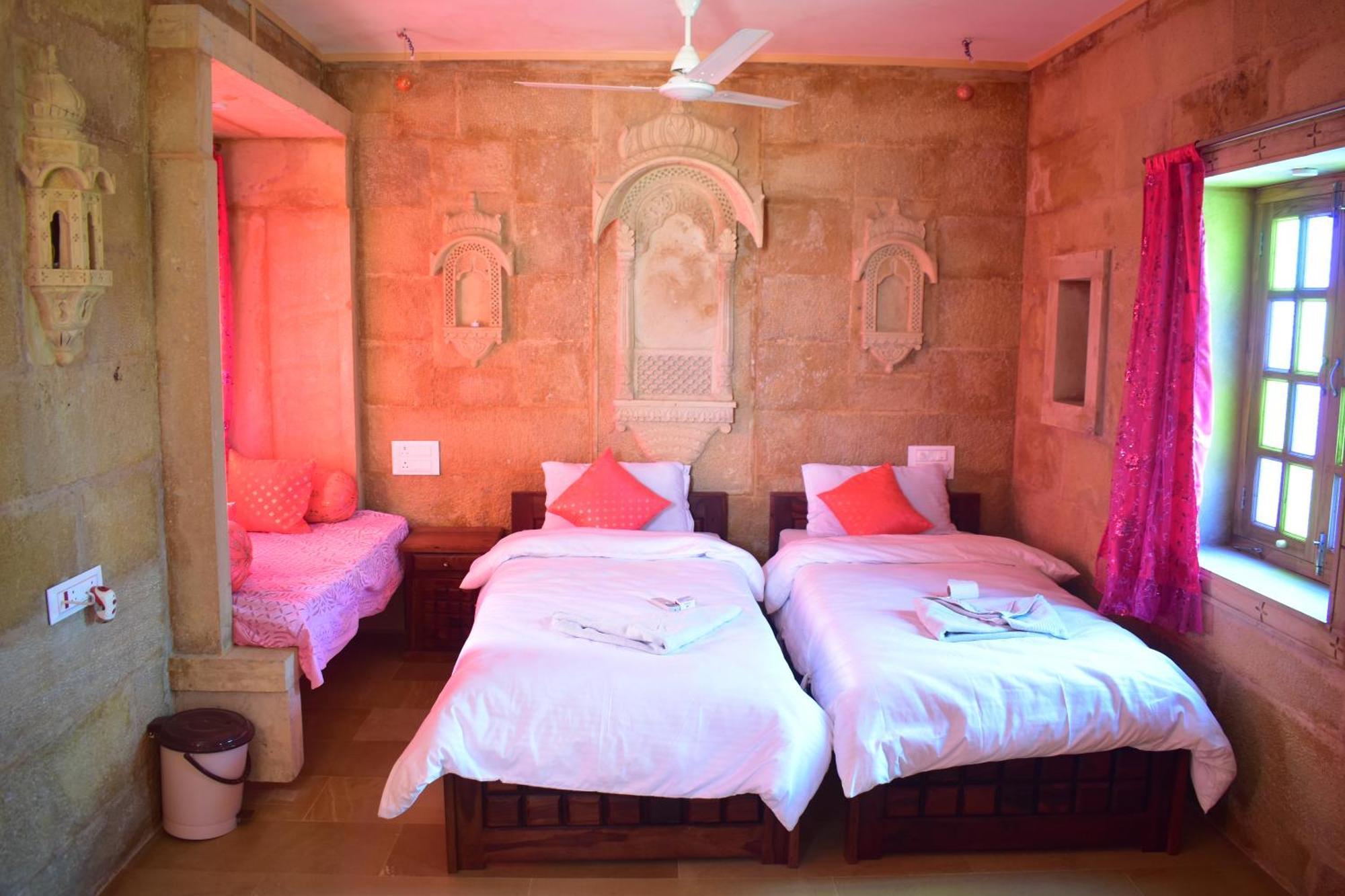 Mud Mirror Guesthouse Jaisalmer Ngoại thất bức ảnh