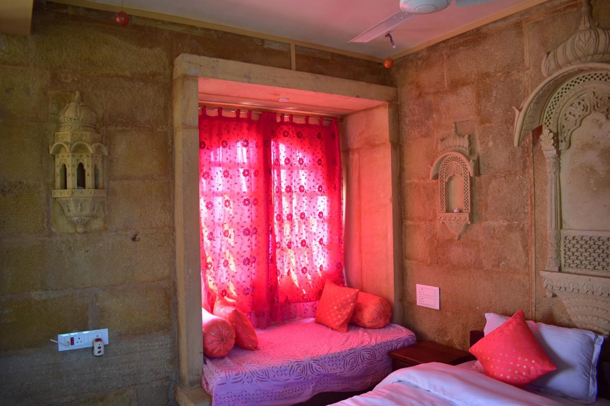 Mud Mirror Guesthouse Jaisalmer Ngoại thất bức ảnh