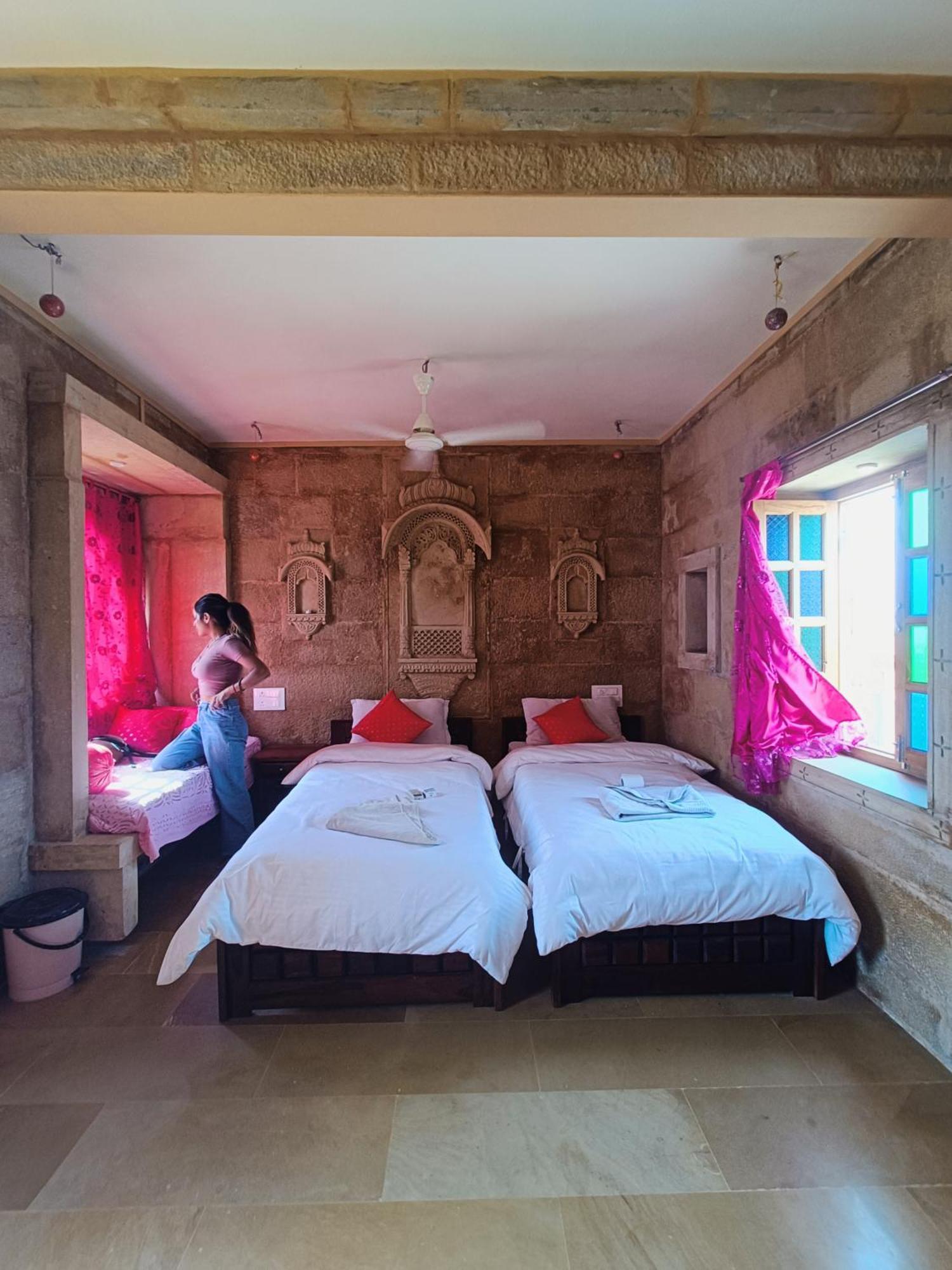 Mud Mirror Guesthouse Jaisalmer Ngoại thất bức ảnh
