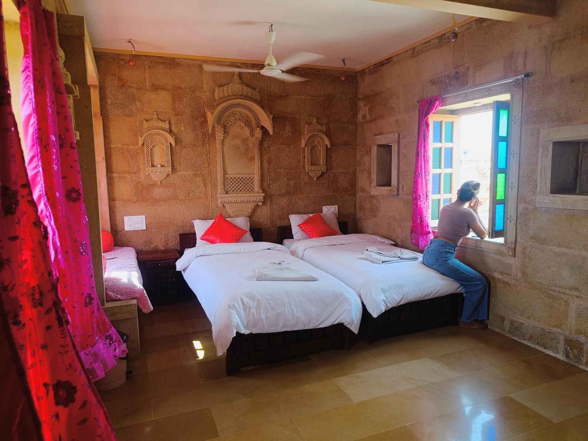 Mud Mirror Guesthouse Jaisalmer Ngoại thất bức ảnh