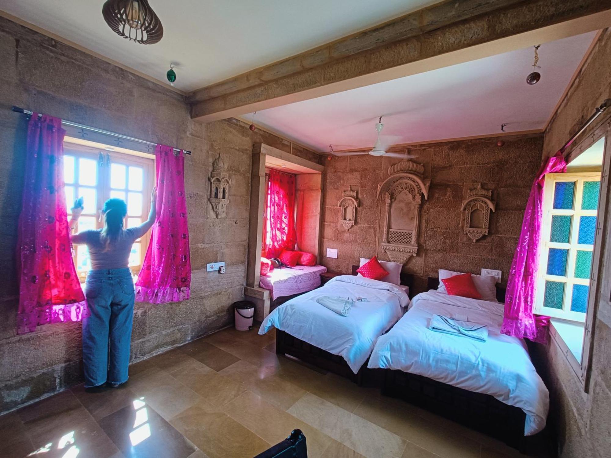 Mud Mirror Guesthouse Jaisalmer Ngoại thất bức ảnh