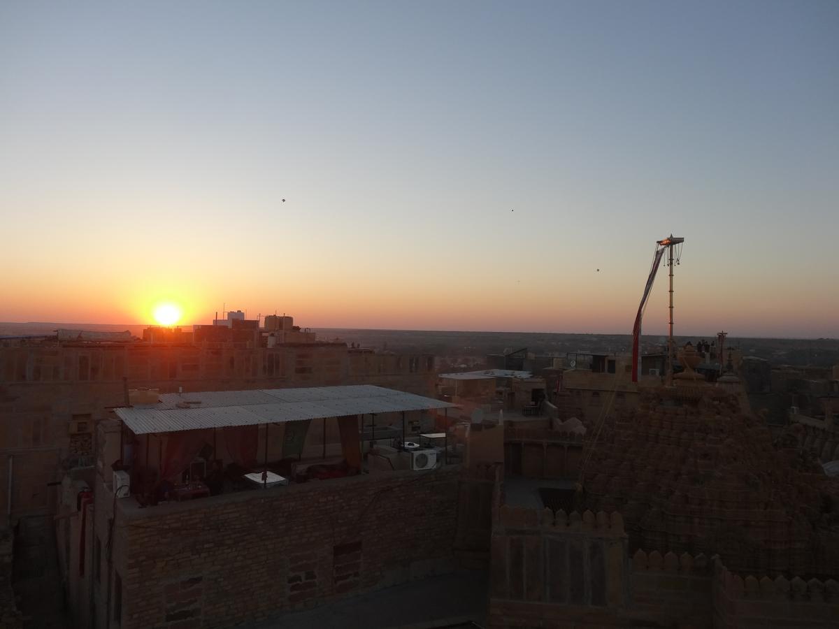 Mud Mirror Guesthouse Jaisalmer Ngoại thất bức ảnh